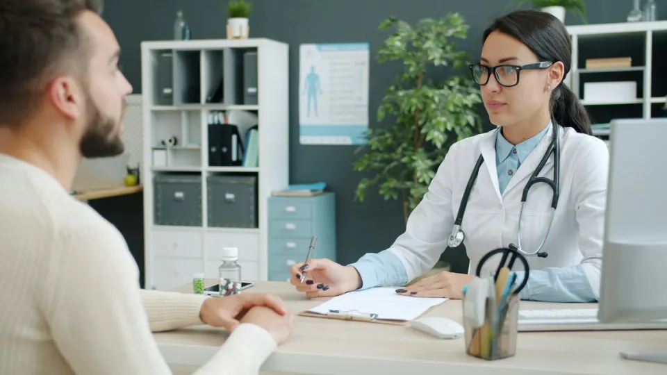 Medico che parla con un paziente in studio