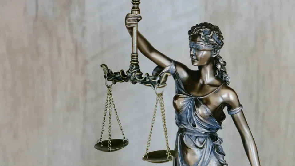 Statua della giustizia con bilancia