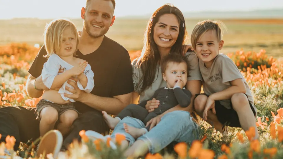 Famiglia seduta su un prato